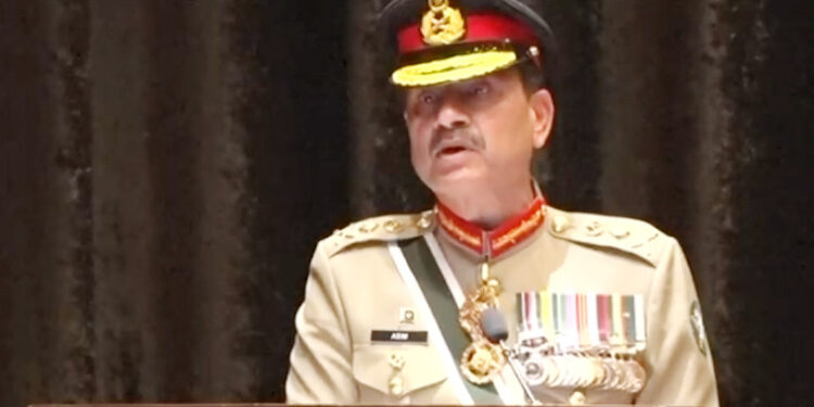 شہداء اور غازی ہمارا فخر، ان کا احترام ہر پاکستانی کیلئے مقدس ہے: آرمی چیف