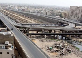 لیاری ایکسپریس وے پر سیمنٹ مکسر کی 3 گاڑیوں کو ٹکر