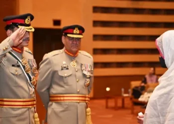 شہدا کا احترام ہر پاکستانی کیلئے مقدس،آج کا امن و آزادی ان شہدا کی قربانیوں کی مرہون منت ہے: آرمی چیف