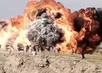 نوشکی: آئل بردار ٹرک آتشزدگی کے دوران دھماکے سے پھٹ گیا، ڈرائیور جاں بحق ،70 افراد زخمی