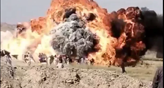 نوشکی: آئل بردار ٹرک آتشزدگی کے دوران دھماکے سے پھٹ گیا، ڈرائیور جاں بحق ،70 افراد زخمی