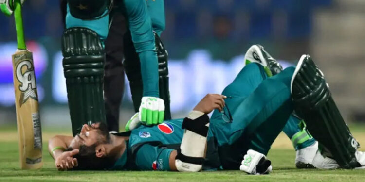 تیسرا ون ڈے، امام الحق منہ پر گیند لگنے کے باعث زخمی ہو گئے