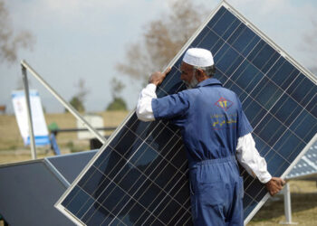 سولر پینلز کی قیمتوں میں مزید ہزاروں روپے کی کمی