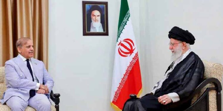 وزیراعظم کی ایرانی سپریم لیڈر آیت اللہ خامنہ ای سے ملاقات، دورہ پاکستان کی دعوت دی