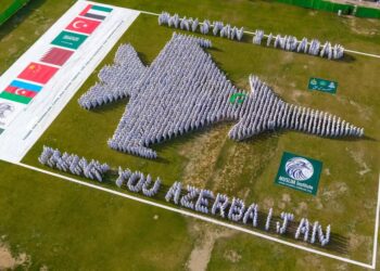 جھنگ: جے 10 سی طیارے کا انسانی ماڈل بناکر افواج پاکستان کو منفرد خراج تحسین