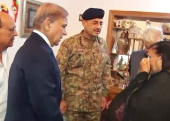 وزیراعظم اور آرمی چیف کی سکواڈرن لیڈر عثمان یوسف شہید کے گھر آمد، اہلخانہ سے تعزیت