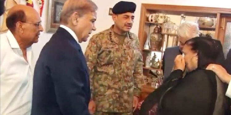 وزیراعظم اور آرمی چیف کی سکواڈرن لیڈر عثمان یوسف شہید کے گھر آمد، اہلخانہ سے تعزیت