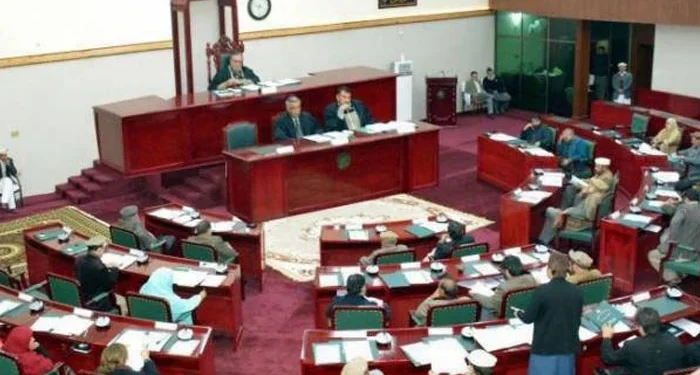 گلگت بلتستان اسمبلی میں ہنگامہ،حکومتی رکن فضل رحیم کی اپوزیشن رہنما نوازخان کو چپل مارنیکی کوشش