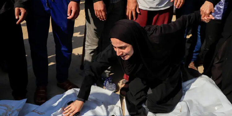 اسرائیل کی غزہ پر بمباری، فلسطینی خاتون ڈاکٹر کے 9 بچے شہید