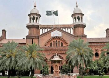 نواز شریف کی تصاویر والے اشتہارات پر حکومت سے جواب طلب