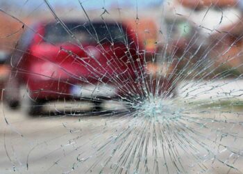 کراچی: مسافر بس المناک حادثے کا شکار، 3 افراد جاں بحق، متعدد زخمی