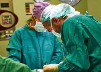 ڈاکٹرز نے 14 سالہ لڑکی کے پیٹ سے 210 سینٹی میٹر لمبا بالوں کا گُچھا نکال دیا