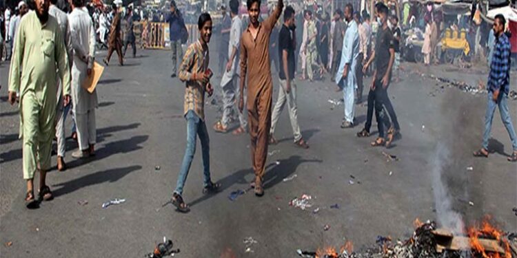 بجلی کی بدترین لوڈشیڈنگ، کراچی والوں کا پارہ ہائی، شدید احتجاج، ہائی وے بند