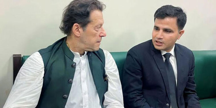 کوئی ڈیل ہو رہی ہے نہ ڈھیل، عید سے قبل بانی کی رہائی کی باتیں جھوٹی ہیں: وکیل