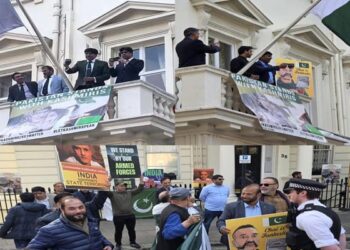 لندن میں بھارتی ہائی کمیشن پر پاکستانیوں کا احتجاج، کسی بھی جارحیت کا منہ توڑ جواب دینے کا عزم