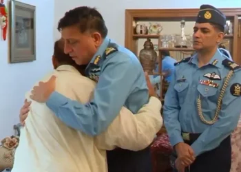 ائیر چیف مارشل ظہیر احمد بابر کی معرکہ حق میں شہید ہونیوالے اسکواڈرن لیڈر عثمان یوسف کے گھر آمد