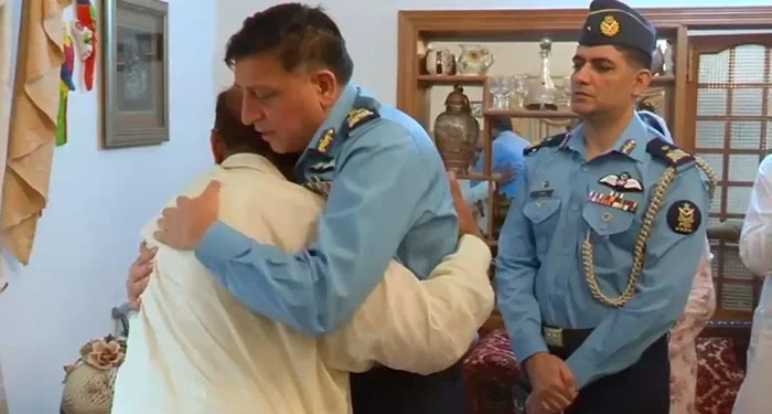 ائیر چیف مارشل ظہیر احمد بابر کی معرکہ حق میں شہید ہونیوالے اسکواڈرن لیڈر عثمان یوسف کے گھر آمد