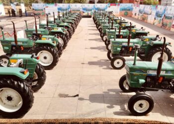 وزیراعلیٰ پنجاب مریم نواز کی گندم سپورٹ پروگرام کے تحت گرین ٹریکٹرز کی تقسیم کا آغاز