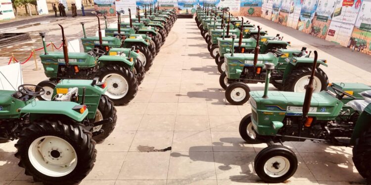 وزیراعلیٰ پنجاب مریم نواز کی گندم سپورٹ پروگرام کے تحت گرین ٹریکٹرز کی تقسیم کا آغاز