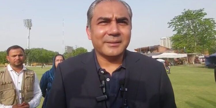 محسن نقوی ایک روزہ دورے پر عمان پہنچ گئے، اعلیٰ حکام سے ملاقاتیں