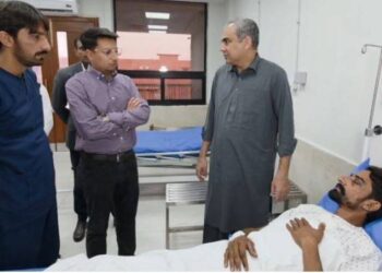 وفاقی وزیر داخلہ محسن نقوی کی بھارتی ڈرون حملے میں زخمی نوجوان کی عیادت