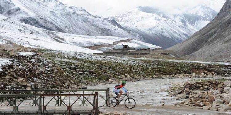 سیاحتی مقام بابو سر ٹاپ کو 6 ماہ بعد ہر قسم کی ٹریفک کیلئے کھول دیا گیا