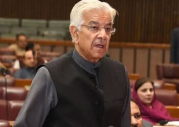 پاکستان نے قرض چکا دیا، اب جو بھی آیا، تیار بیٹھے ہیں: خواجہ آصف