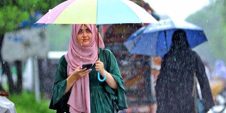 لاہور کے مختلف علاقوں میں بارش، ٹھنڈی ہوا سے موسم دلفریب