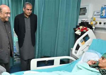 صدر آصف زرداری کا سی ایم ایچ راولپنڈی کا دورہ، فوجی جوانوں، متاثرہ شہریوں کی عیادت