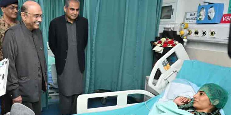 صدر آصف زرداری کا سی ایم ایچ راولپنڈی کا دورہ، فوجی جوانوں، متاثرہ شہریوں کی عیادت