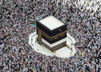 لَبَّيْكَ اللَّهُمَّ لَبَّيْكَ: مناسک حج کا آغاز، لاکھوں عازمین منیٰ روانہ