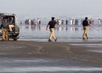 کراچی: عید کی چھٹیوں میں سمندر میں نہانے پر پابندی عائد