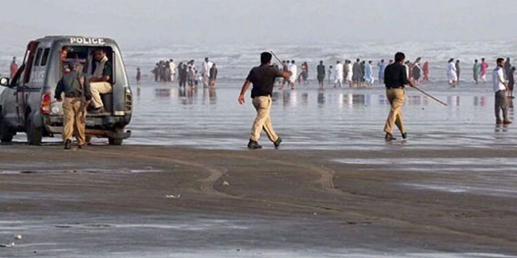 کراچی: عید کی چھٹیوں میں سمندر میں نہانے پر پابندی عائد