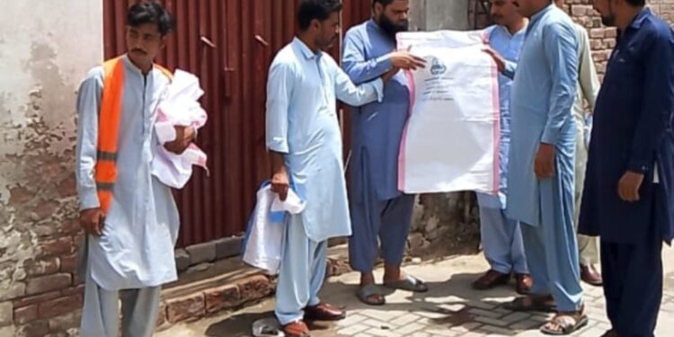 ضلع بھر میں شہریوں کو قربانی کے جانوروں کی آلائشوں کے لئے پولی تھین بیگ فراہم کر دیئے گئے۔