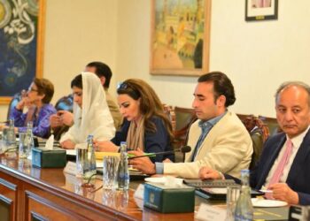 پاکستانی سفارتی وفد امریکہ کا دورہ مکمل کر کے برطانیہ پہنچ گیا، عالمی سطح پر کشمیر کا مقدمہ پیش