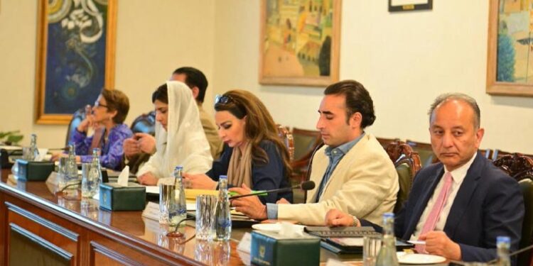 امریکا کا دورہ مکمل: پاکستانی سفارتی وفد برطانیہ پہنچ گیا، امن کی اہمیت پر زور