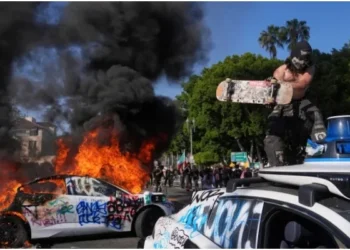 ٹرمپ کی امیگریشن پالیسیوں کیخلاف جاری مظاہرے پرتشدد ہوگئے، لاس اینجلس میں گاڑیوں کو آگ لگادی گئی