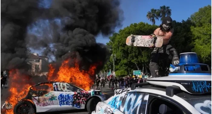 ٹرمپ کی امیگریشن پالیسیوں کیخلاف جاری مظاہرے پرتشدد ہوگئے، لاس اینجلس میں گاڑیوں کو آگ لگادی گئی