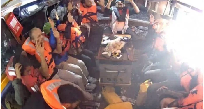 اسرائیلی فوج کا غزہ تک امداد لیجانے والی کشتی پر ڈرونز سے حملہ، میڈلین کو قبضے میں لے لیا