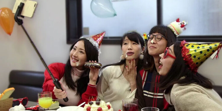 جاپان میں تنہائی کے شکار افراد کیلئے کرائے کا خاندان سروس متعارف