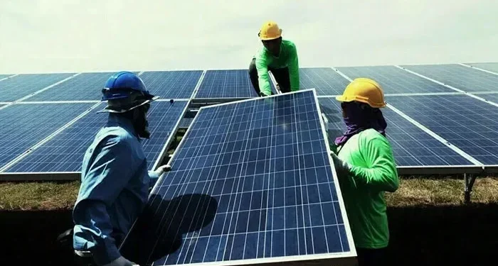 بجٹ 2025 میں سولر پینلز کی درآمدات پر 18 فیصد ٹیکس عائد