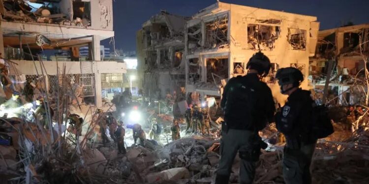 ایران کے پھر بیلسٹک میزائلوں اور ڈرونز سے حملے، 8 اسرائیلی ہلاک، 200 زخمی