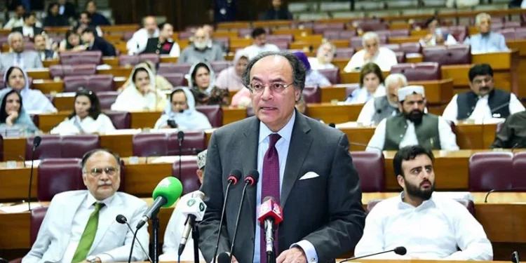 تنخواہ دار طبقے کےلیے مزید ریلیف کا اعلان، 75 سال سے زائد عمر کے پنشنرز ٹیکس سے مستثنیٰ قرار