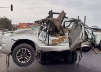 کراچی: تیز رفتار ڈمپر کار پر الٹ گیا، ماں بیٹی جاں بحق، ایک بچی زخمی