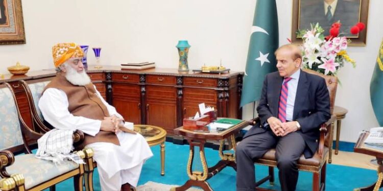 وزیراعظم شہباز شریف کی مولانا فضل الرحمان سے اہم ملاقات، سیاسی و قومی امور پر بھی گفتگو