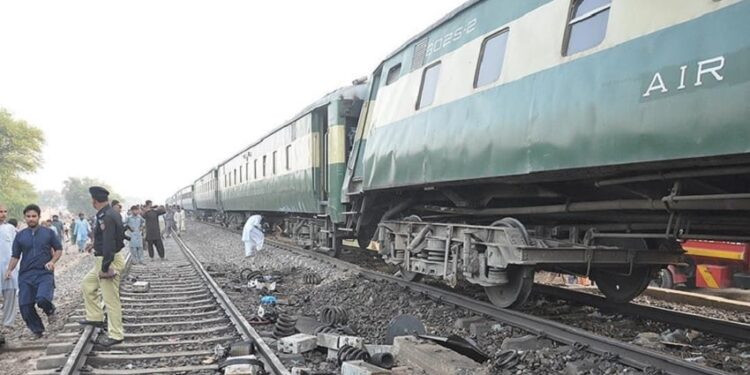 خانیوال میں افسوسناک ٹرین حادثہ، 27 مسافر زخمی