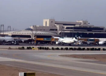 کراچی ائیرپورٹ پر کھڑے طیارے سے گاڑی ٹکرا گئی