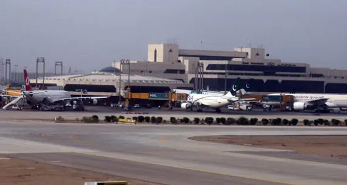 کراچی ائیرپورٹ پر کھڑے طیارے سے گاڑی ٹکرا گئی