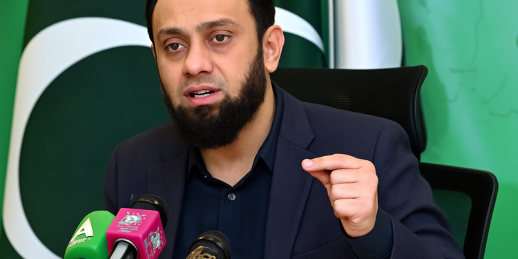 ڈی سی معطل کرنا کافی نہیں، استعفیٰ تو وزیراعلیٰ خیبرپختونخوا کو دینا چاہیے:عطا تارڑ کا سانحہ سوات پر رد عمل