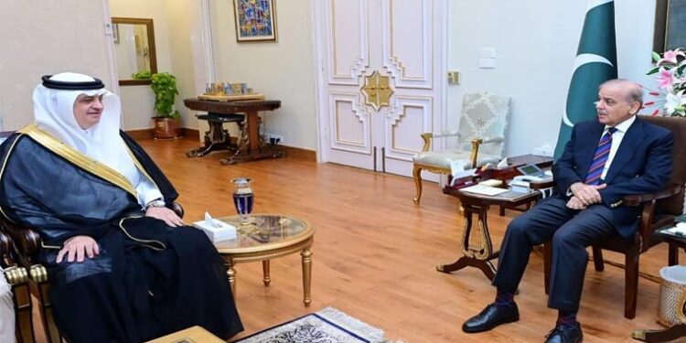 وزیراعظم شہباز شریف کی سعودی، قطری سفرا سے ملاقاتیں، یکجہتی کا اظہار کیا